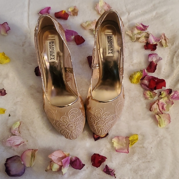 Badgley Mischka Oakes Pump - Picture 5 of 8